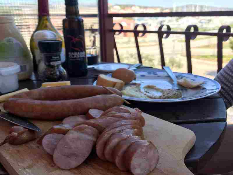 Salchicha de Carniola, sopas caseras, guisos y štruklji en Liubliana, Eslovenia