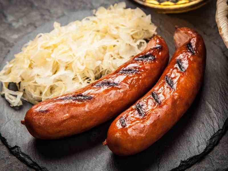 Salsicce carniolane, zuppe e stufati fatti in casa, bolliti di pasta per strudel ripieni (Štruklji), Lubiana, Slovenia