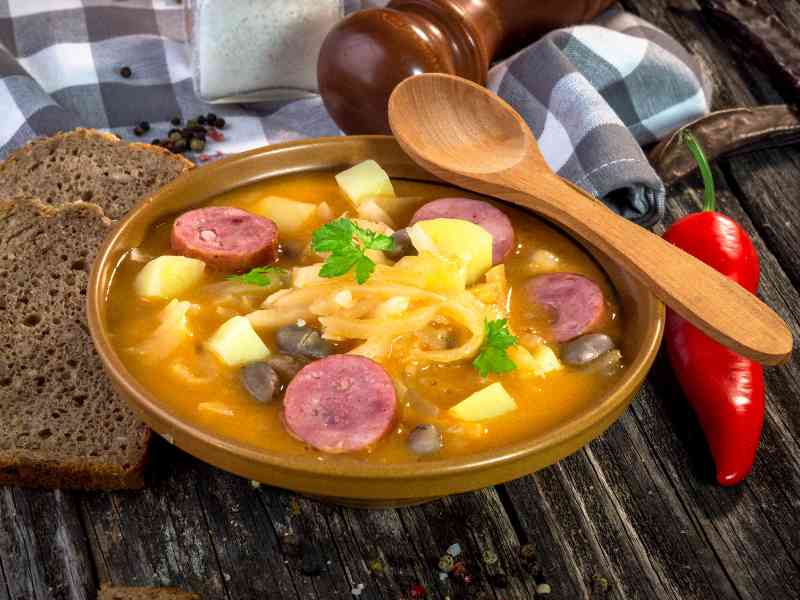 Cuisine slovène traditionnelle à Ljubljana, Slovénie – Saucisse de Carniole, soupes maison et štruklji