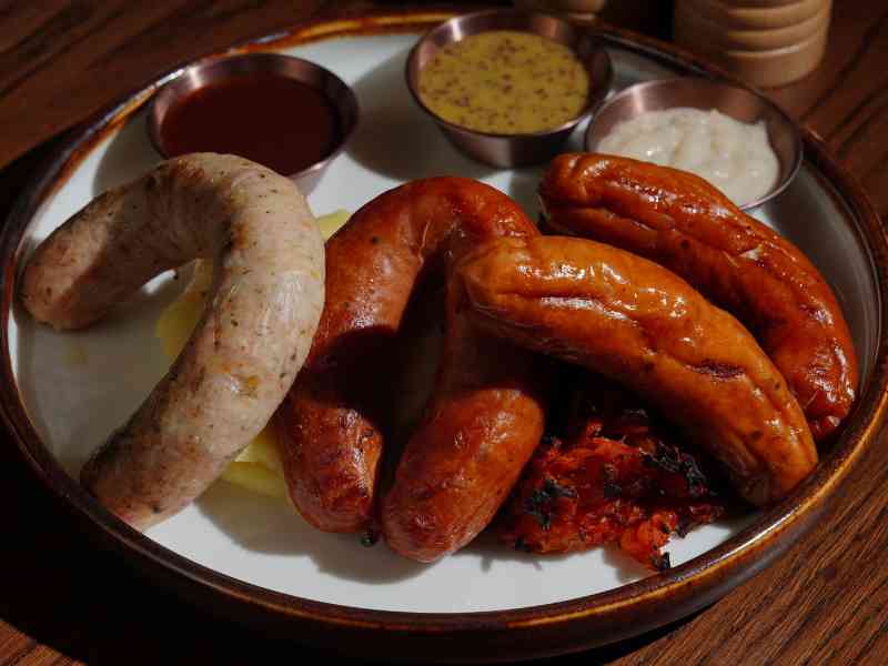 Cuisine slovène traditionnelle à Ljubljana, Slovénie – Saucisse de Carniole, soupes maison et štruklji
